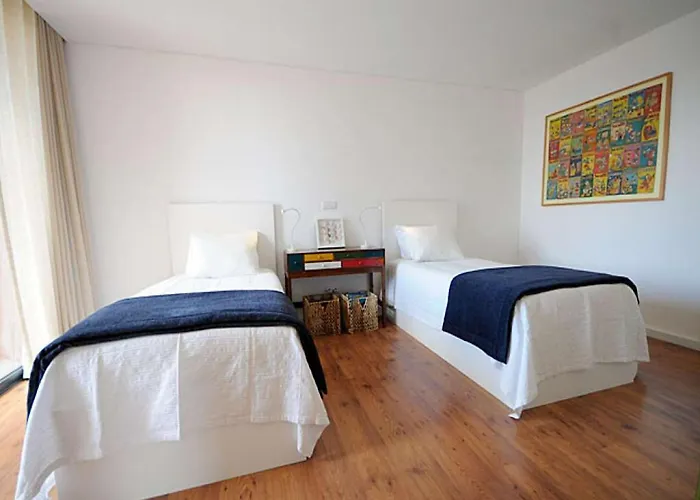 Outstanding 4 Bedrooms Gouva Pool Table וילה Pinhão